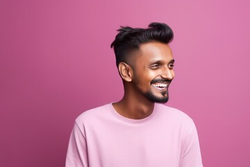 Obraz premium Handsome Indian guy laughing on pink background. Generative AI