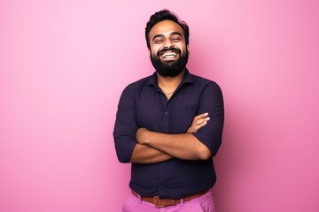 Obraz premium Handsome Indian guy laughing on pink background. Generative AI