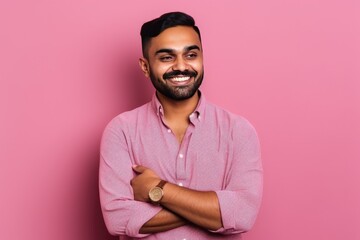Obraz premium Handsome Indian guy laughing on pink background. Generative AI