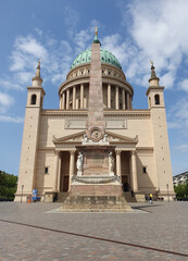 Fototapeta na wymiar Nikolaikirche mit Obelisk in Potsdam