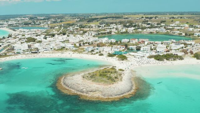 Salento, Porto Cesareo, spiaggia con acqua turchese cristallina e sabbia bianca, vista aerea - Puglia, Lecce, Italia