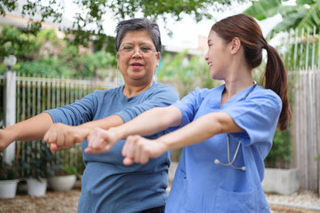 Naklejka premium A nurse is caring for the elderly at home.