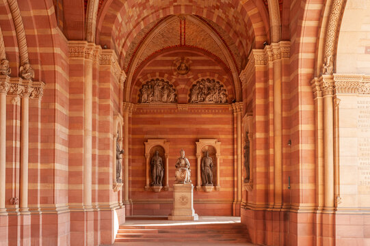 Vorhalle des Speyerer Doms in Speyer mit dem Kenotaph f&uuml;r Rudolf von Habsburg. Region Pfalz im Bundesland Rheinland-Pfalz im Deutschland