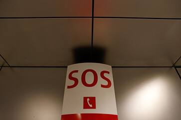SOS Zeichen (Schild) weist in der U-Bahn Station am Marienplatz auf das nächste Notruftelefon hin,...