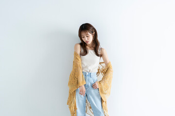 デニムファッションの女性