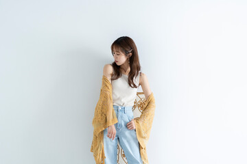 デニムファッションの女性