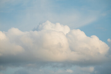 Obraz premium Cumulus clouds in the blue sky, close-up photo.