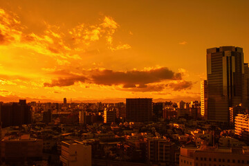 空と雲と街とビルの画像、昼から夕景