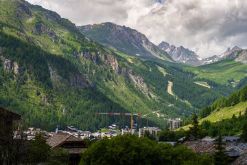 De nouvelles constructions dans le village de Val-d'Isère, vallée de la Tarentaise, Savoie,...