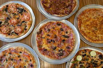 Mesa con diferentes tipo de pizzas tradicional italiana