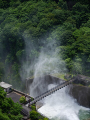 Fototapeta na wymiar 奥秩父　滝沢ダムの放水と吊り橋
