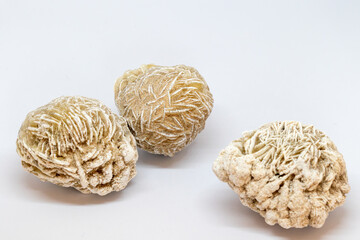 ３個のデザートローズ　パワーストーン　白背景