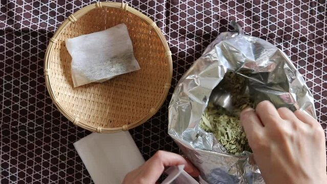 お茶のはを詰める