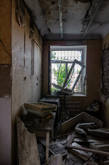 Fototapeta na wymiar inside a destroyed house without people in an abandoned city in Ukraine