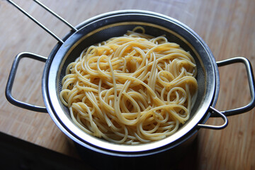 Spaghetti im Nudelsieb