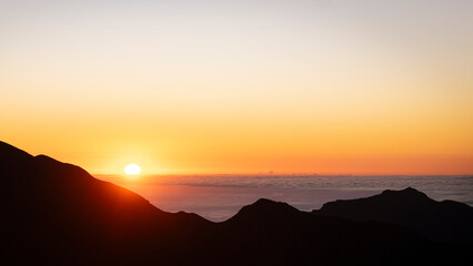 salida de sol en las montañas