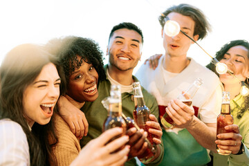 Obraz premium Joyful Gathering of Friends for a Delicious Meal Having fun and Celebrating with Alcoholic Bewerage