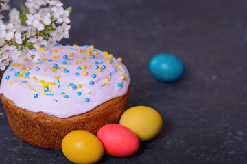 Freshly baked homemade Easter bread, natural dyed eggs and spring flowers.