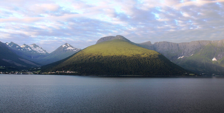Paysage de Norv&egrave;ge ( Juillet 2022) Photo prise au lever du soleil vers 4h30 du matin, les journ&eacute;es sont infinies &agrave; cette p&eacute;riode de l'ann&eacute;e, le soleil se couche aux alentours de minuit.