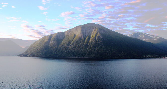 Paysage de Norv&egrave;ge ( Juillet 2022) Photo prise au lever du soleil vers 4h30 du matin, les journ&eacute;es sont infinies &agrave; cette p&eacute;riode de l'ann&eacute;e, le soleil se couche aux alentours de minuit.
