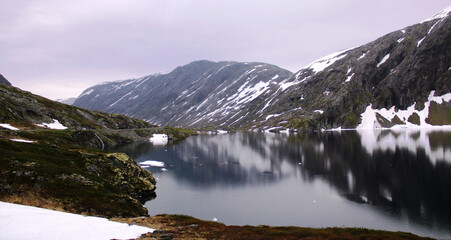 Fototapeta na wymiar Glacier & Lac de la région du Geirangerfjord ( Norvège Juillet 2022)