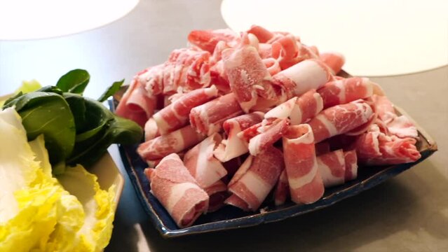 샤브샤브 전골을 만들기 위한 소고기 슬라이스