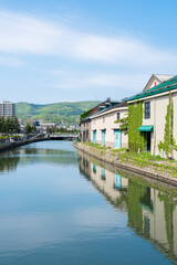 Fototapeta na wymiar 【縦写真】小樽運河の風景