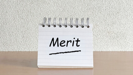 テーブルに立てたメモ帳_正面_Merit文字入り