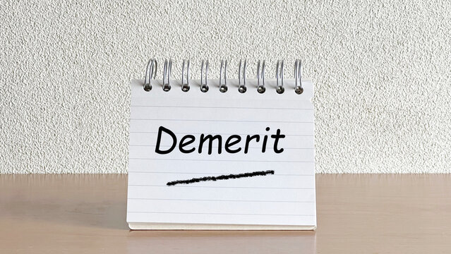 テーブルに立てたメモ帳_正面_Demerit文字入り