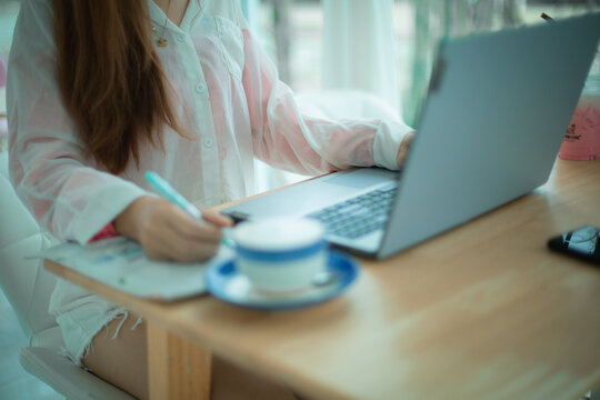 Every salaryman needs to have basic skills or skills for working in the office that can help them work more efficiently.  Don't allow yourself to work every day without the right way to do it.  Rather