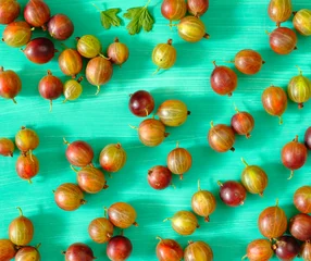 Gordijnen sweet gooseberries,  layed out as pattern on green background, flat lay, food concept, free copy space © Kirsten Hinte