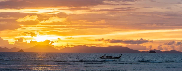 Photo sur Plexiglas Railay Beach, Krabi, Thaïlande Panoramic sunset at sea view, sunset at tropical paradise Railay beach Krabi Thailand.