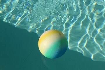 Ein bunter Wasserball in einem Swimmingpool