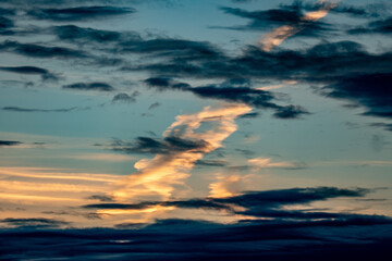Fototapeta na wymiar Dunkler Wolkenhimmel am Abend