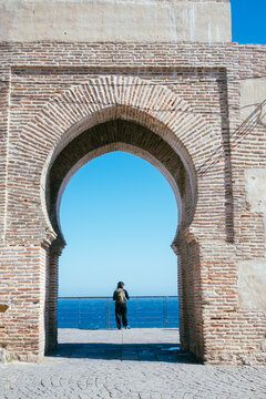Traveler woman looking at the ocean