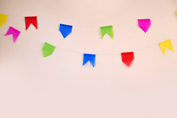 varal de bandeirinhas coloridas de festa junina, festa de são joão - obrazy, fototapety, plakaty
