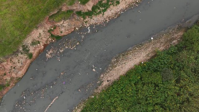 Video &aacute;erea de c&oacute;rrego extremamente poluido, no extremo da zona leste de S&atilde;o Paulo