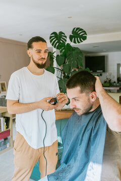 Man instructing the hairdresser about his haircut