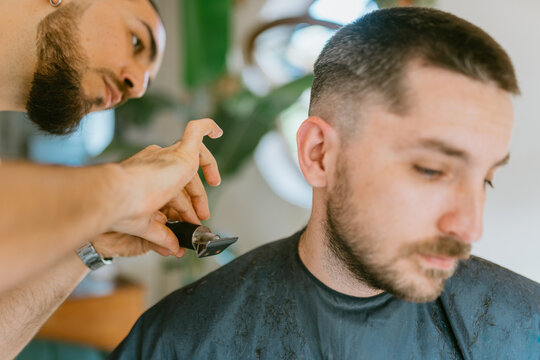 Hairdresser shving a client's head