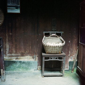 A basket of garlic is placed on the chair