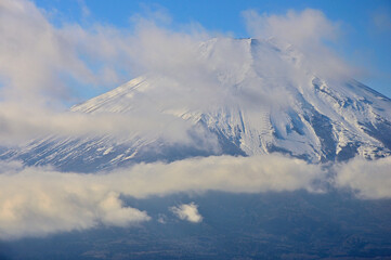 道志山塊の石割山より　雲纏う富士山

