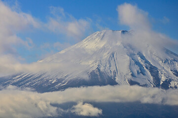 Fototapeta na wymiar 道志山塊の石割山より　雲纏う富士山 
