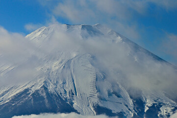 道志山塊の石割山より　雲纏う富士山
