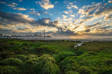 Fototapeta premium Sunrise at Galveston Beach and Gavelston Island Historic Pleasure Pier | Texas, USA