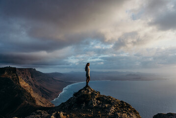 girl in viewpoint in front of the ocean
