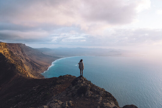 girl in viewpoint in front of the ocean
