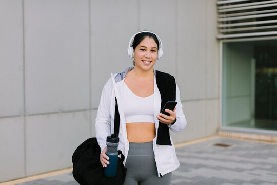 Smiley sportswoman