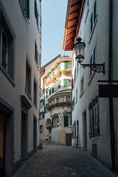 Budilding with flowers in an alleway 