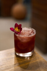 Bebidas, tragos y cocteles en proceso de preparacion y listos para consumir. Foto Producto