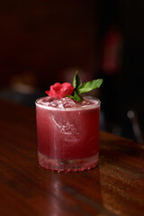 Bebidas, tragos y cocteles en proceso de preparacion y listos para consumir. Foto Producto